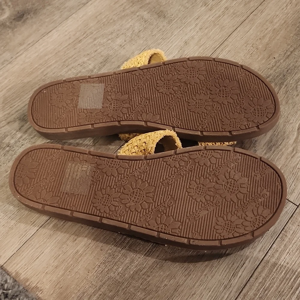 Yellow Box Marigold Fentana sandal size 8